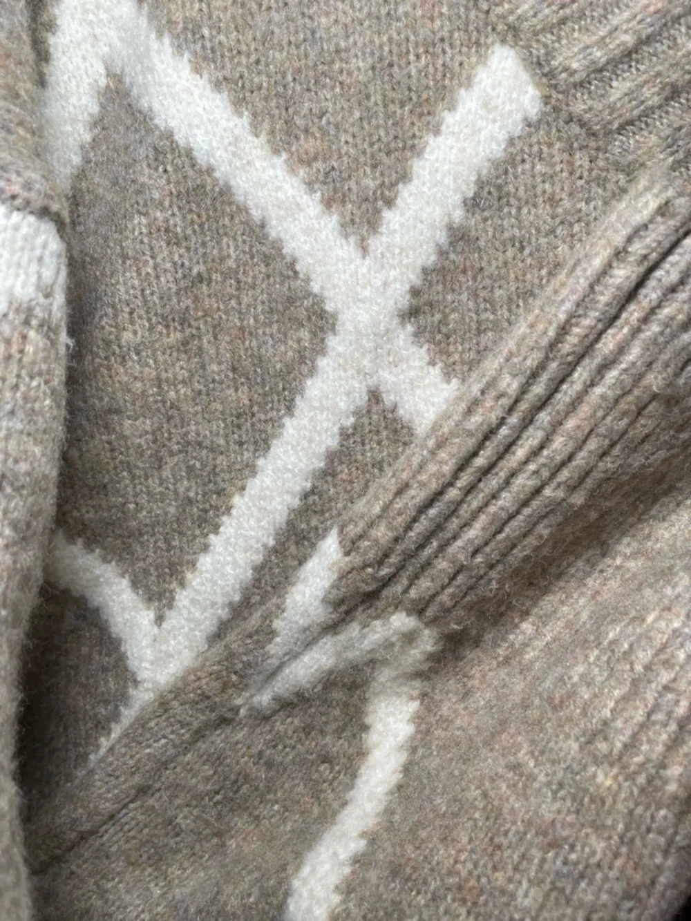 Abercrombie & Fitch Oversized Boucle Sweater in a Tan Diamond Pattern - Picture 2 of 6